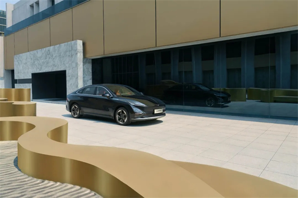 限時先享置換一口價！「10萬級600續航中級轎車」五菱星光2025款正式上市！